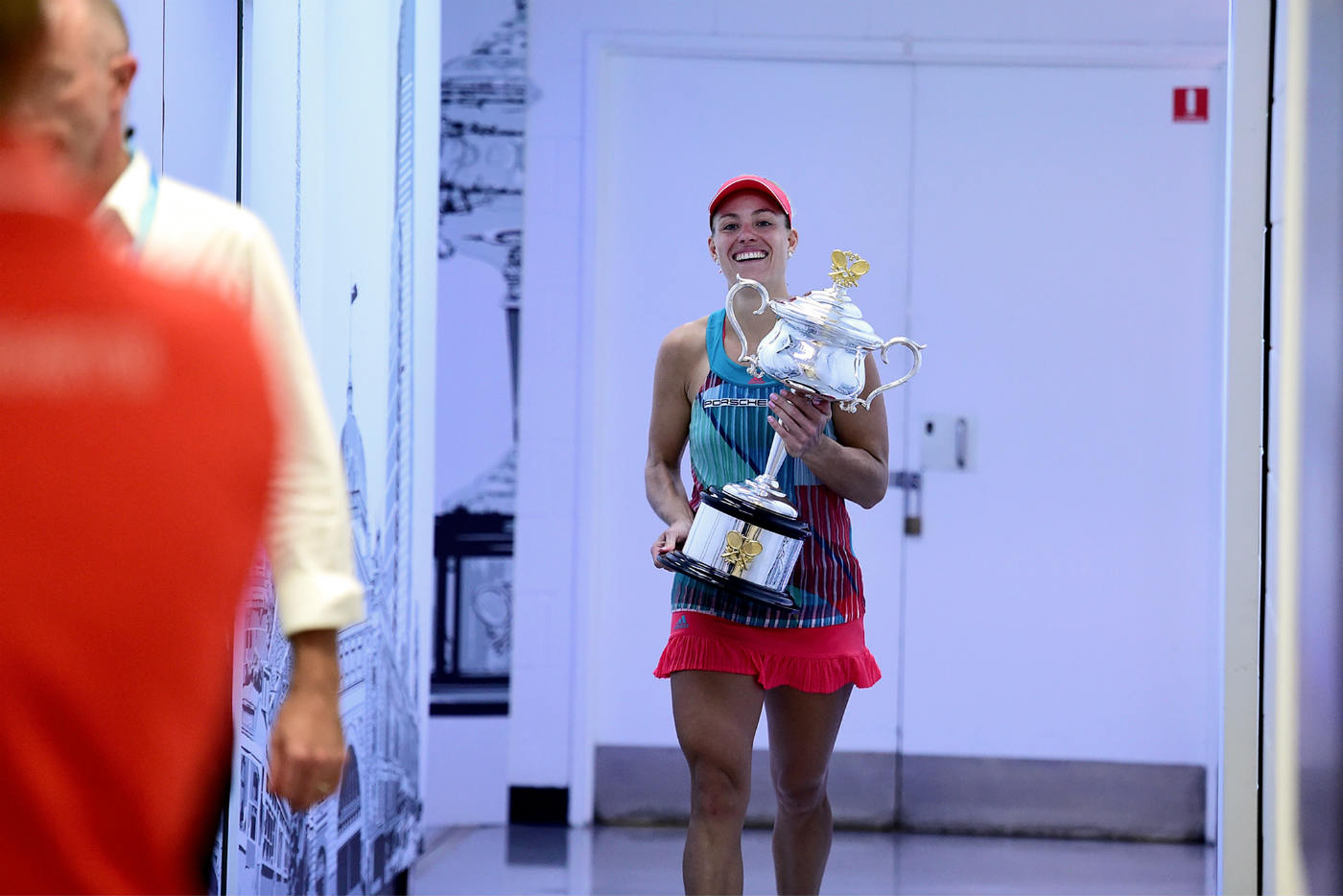Angelique Kerber con il trofeo degli Australian Open 2016