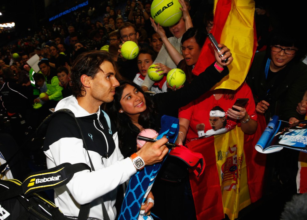 Rafael Nadal firma autografi alle ATP Finals 2015