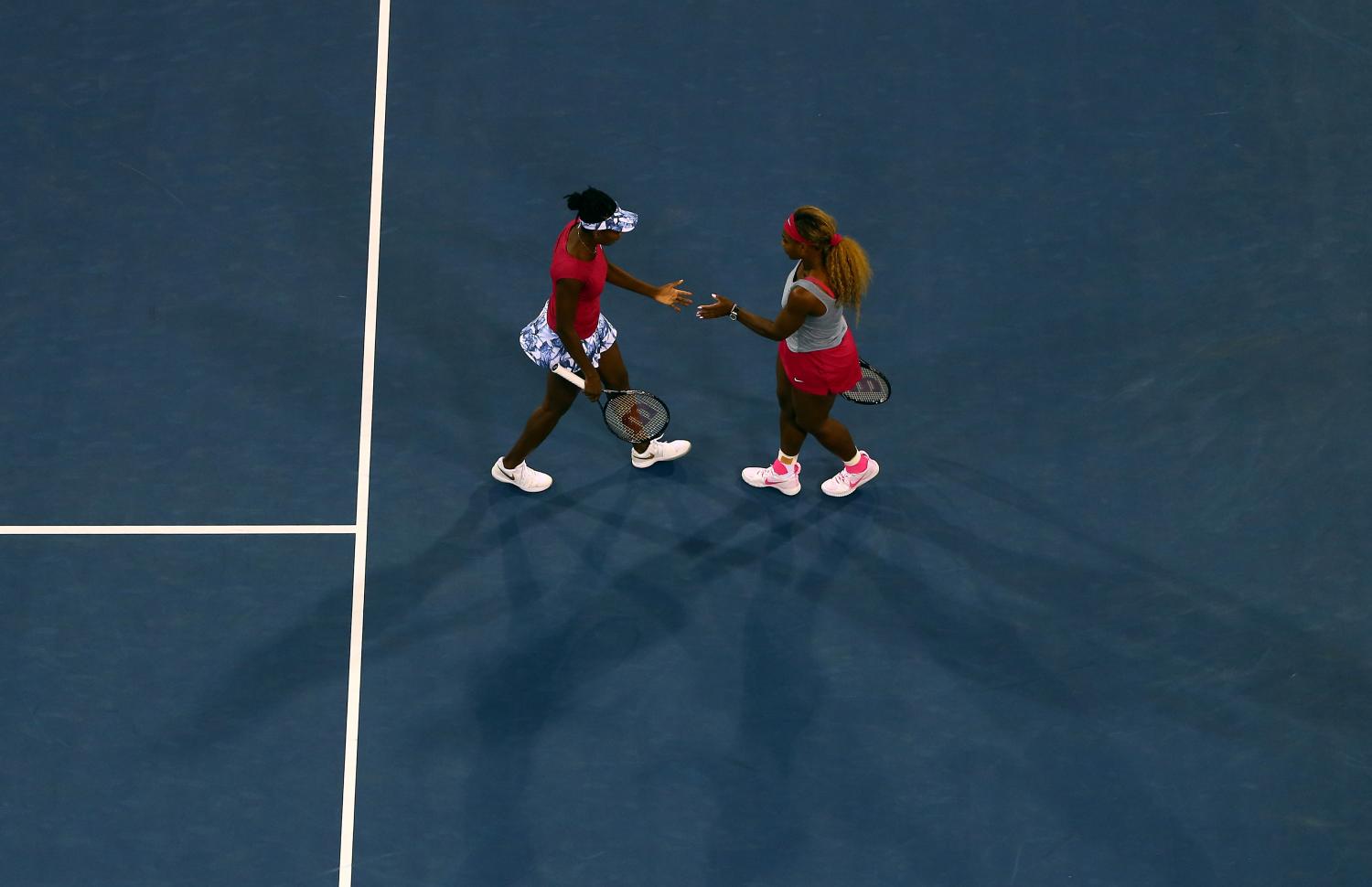 Serena Williams e Venus Williams si danno il cinque agli US Open 2014