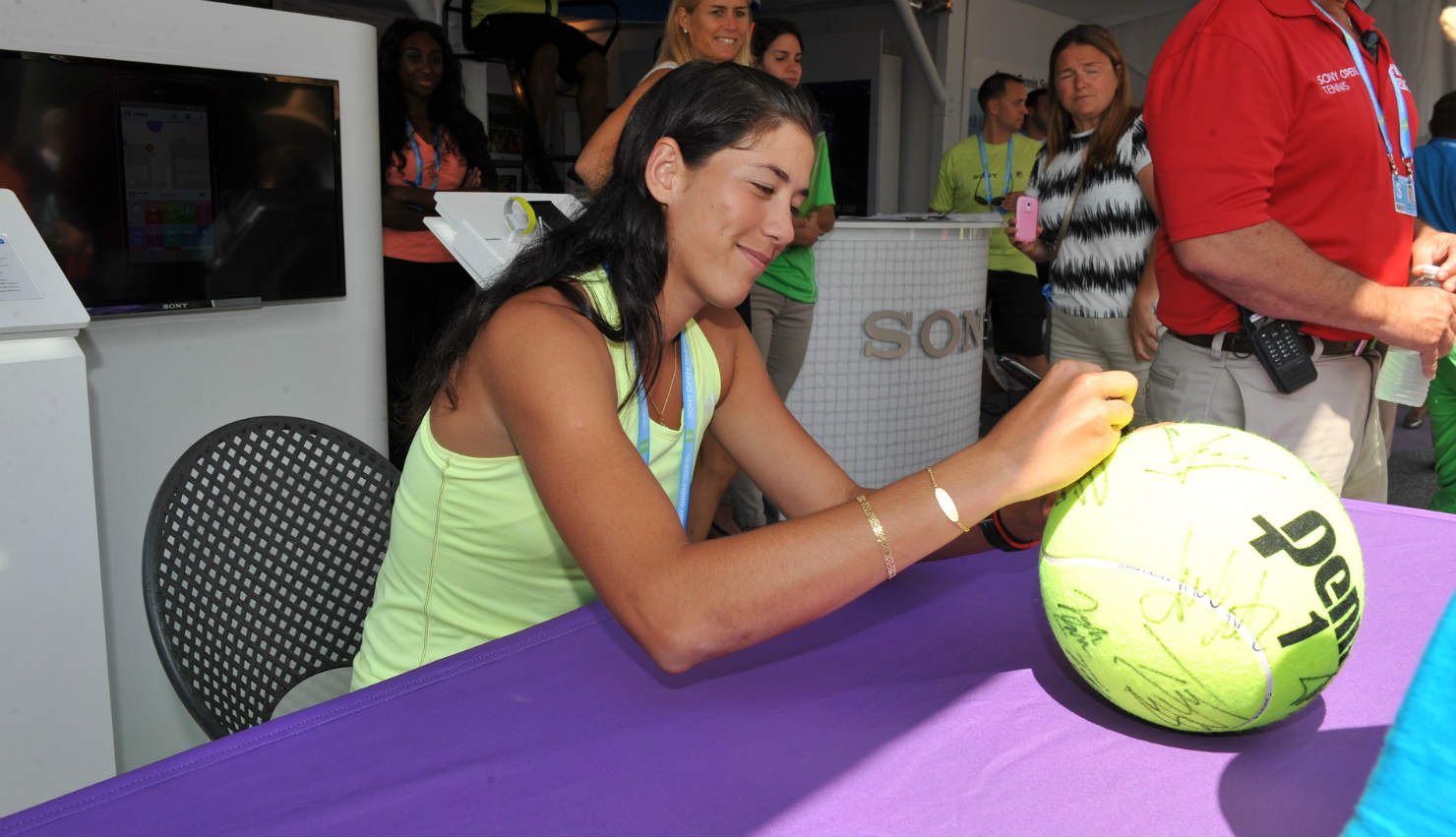 Garbiñe Muguruza firma autografi nel torneo che l'ha lanciata, il Miami Open.