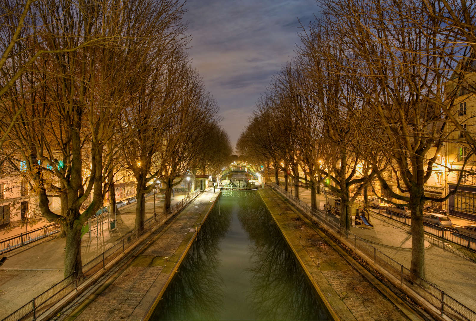 Il Canal Saint-Martin è un canale lungo 4,55 km (di cui 2 km al coperto), che corre interamente all'interno dei quartieri orientali di Parigi, collegando la Senna, attraverso il bacino dell'Arsenale,