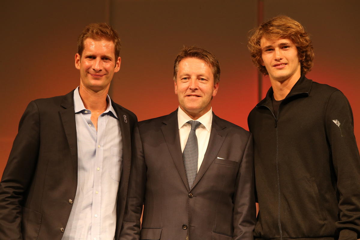 Mayer e Zverev con il direttore del torneo, Ralf Weber.